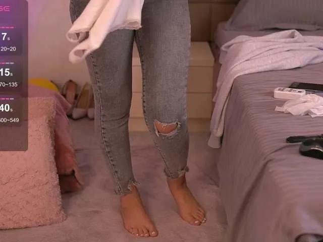 Explore KyraCase, she wants to masturbate for you KyraCase from BongaCams