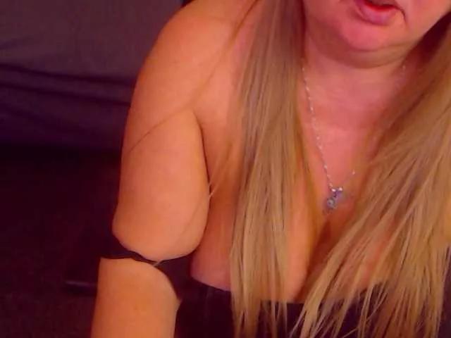 MadameLeona on BongaCams 