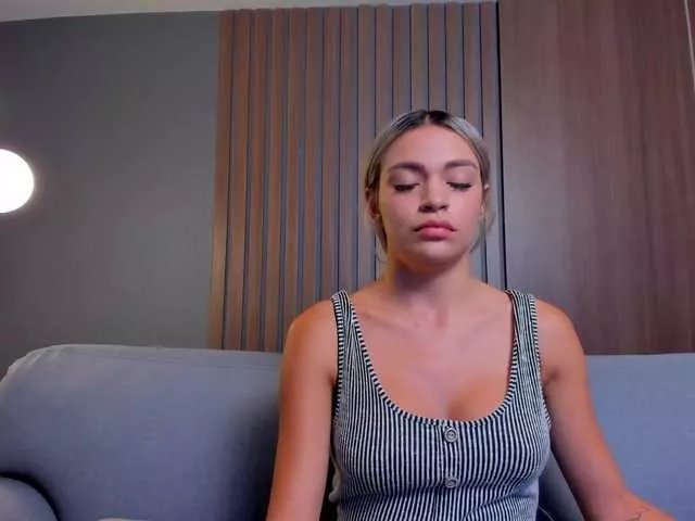 Freechat milaowens on BongaCams