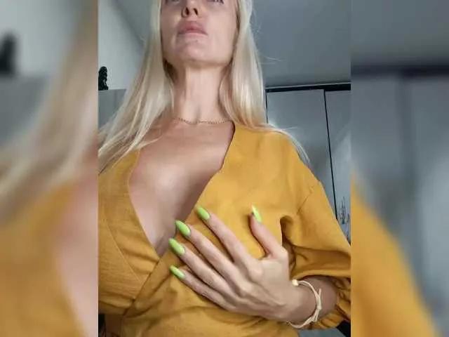 MonnaSky on BongaCams