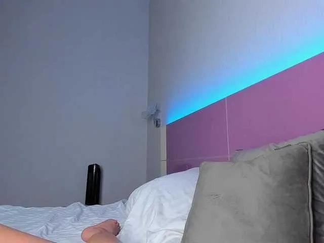 Freechat NaughtyBlond4 on BongaCams