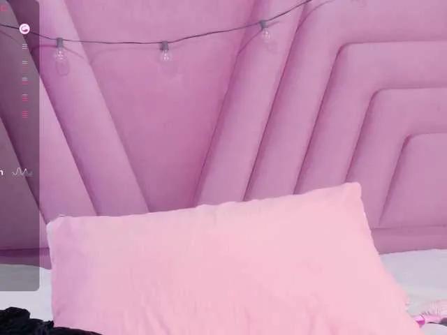 Freechat playfulcurvy on BongaCams