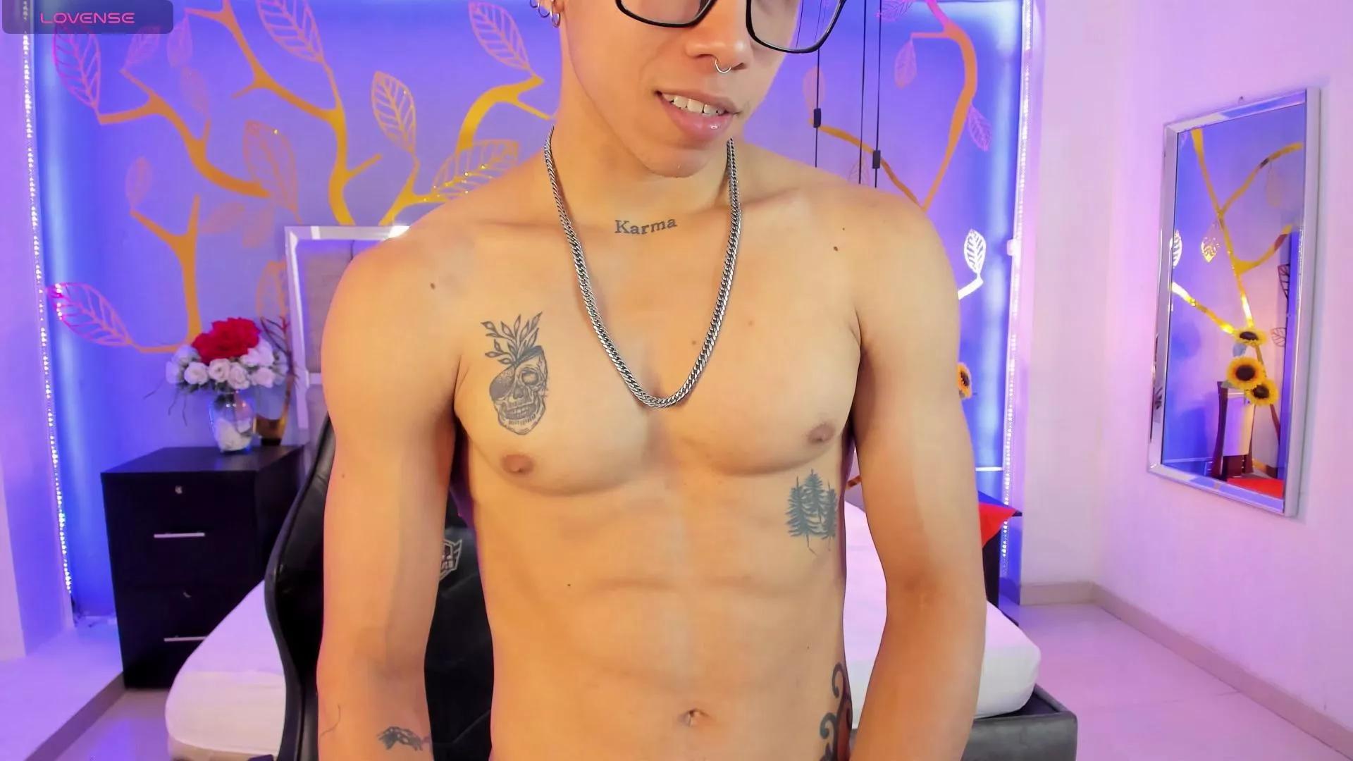 Akaza_ on Cam4 