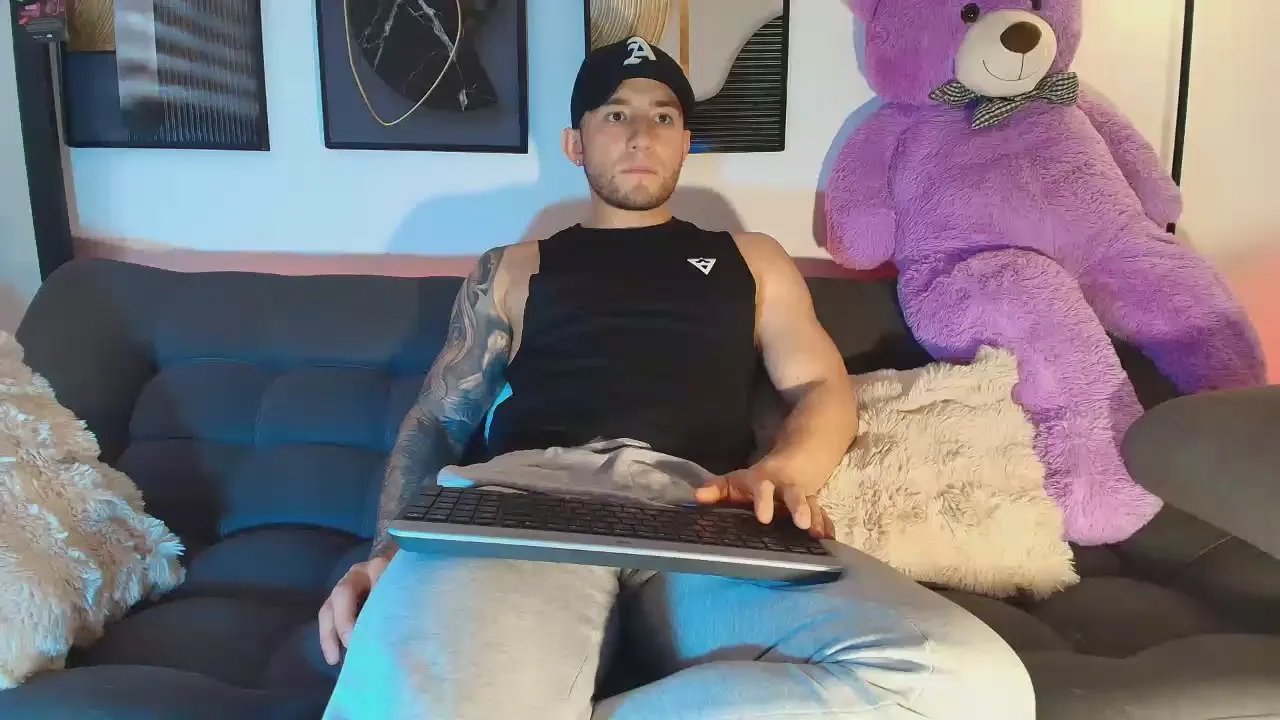 Offline Andrew_wallker on Cam4