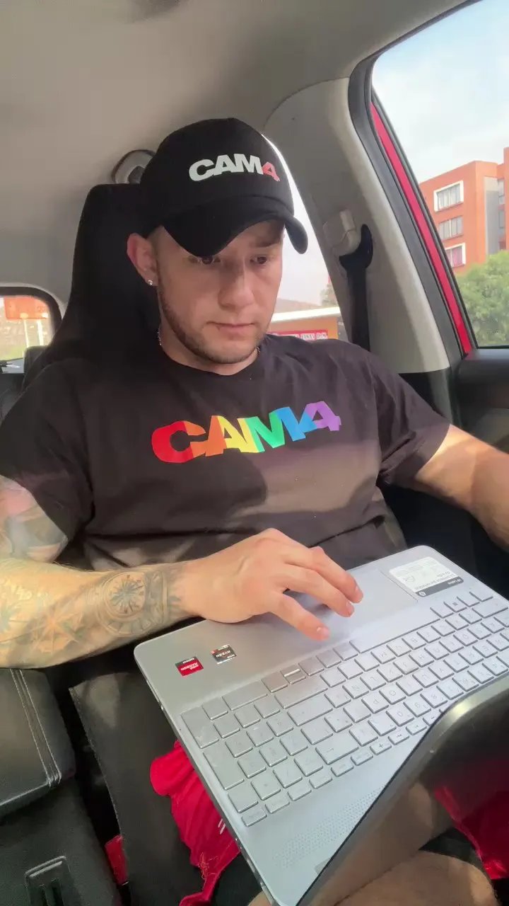 Offline Andrew_wallker on Cam4