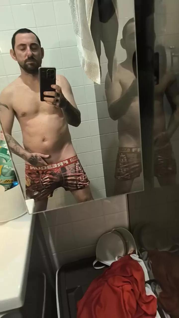 Couple84300 on Cam4 