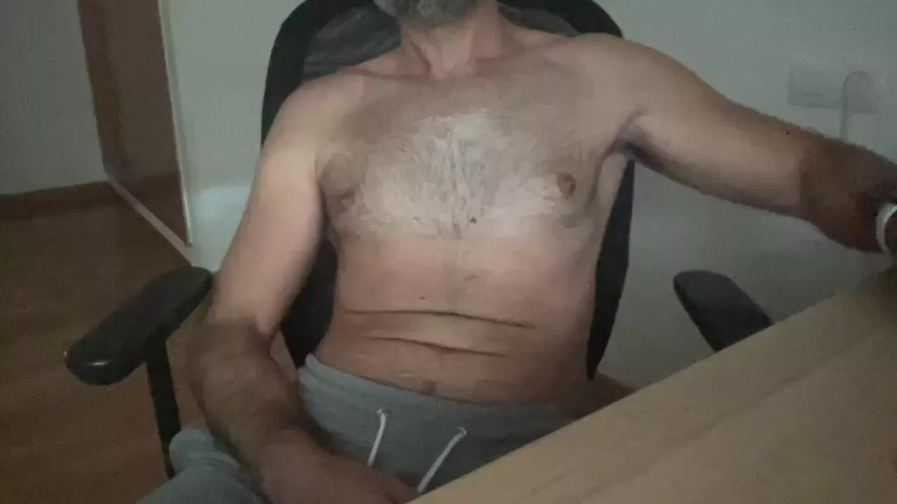 hairywanker35 on Cam4 