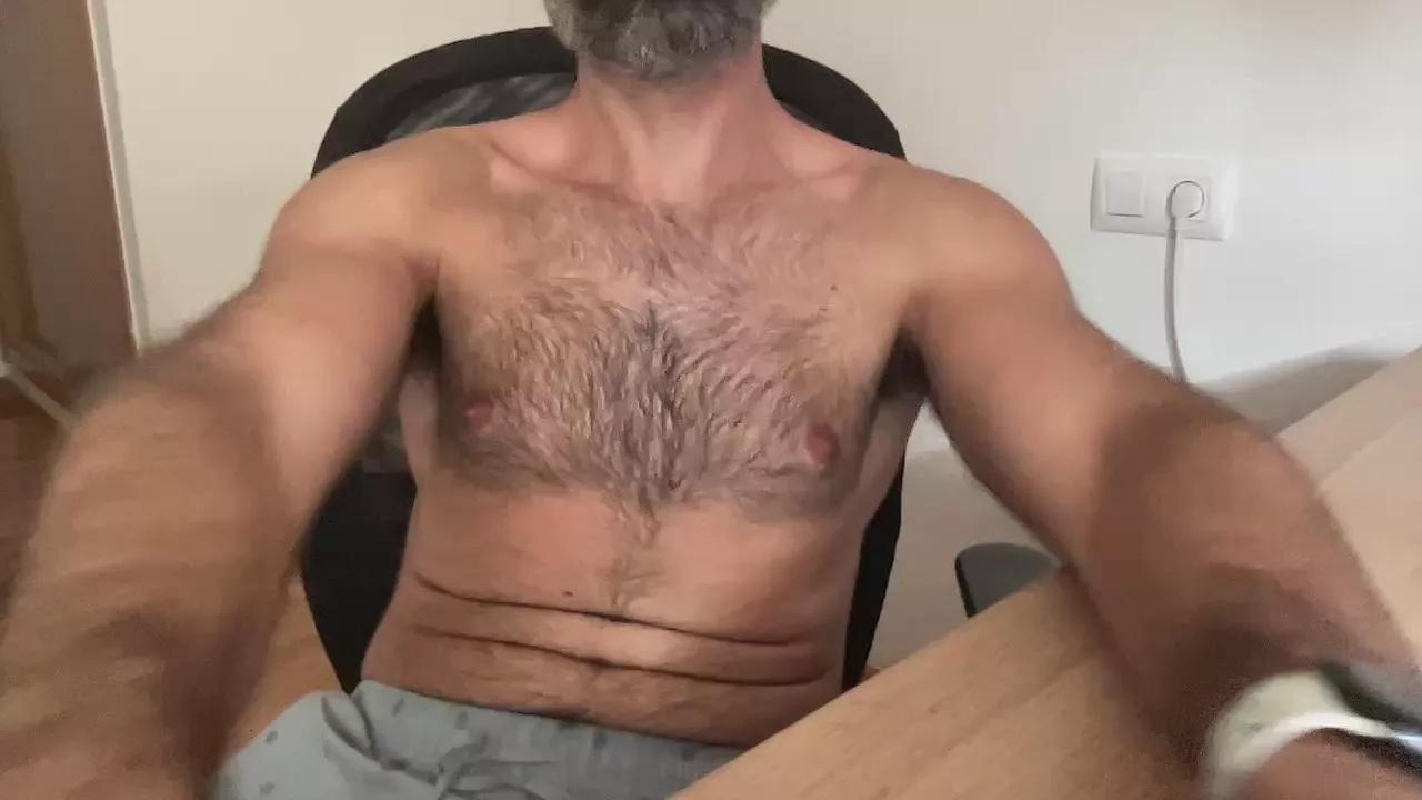 hairywanker35 on Cam4 