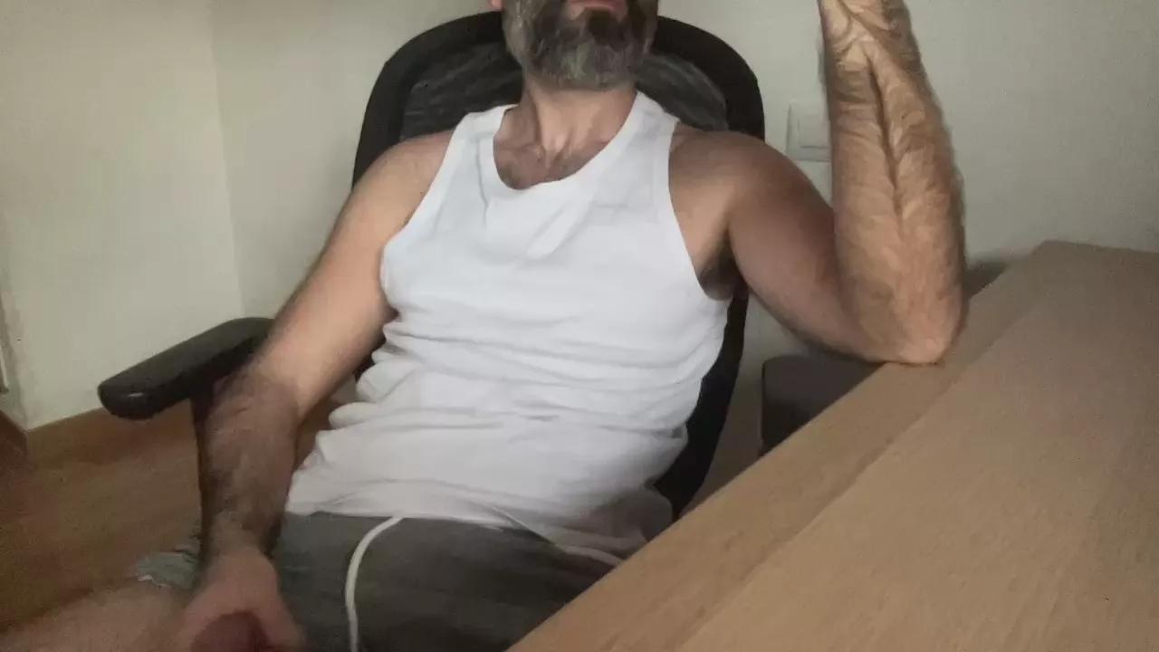 hairywanker35 on Cam4 
