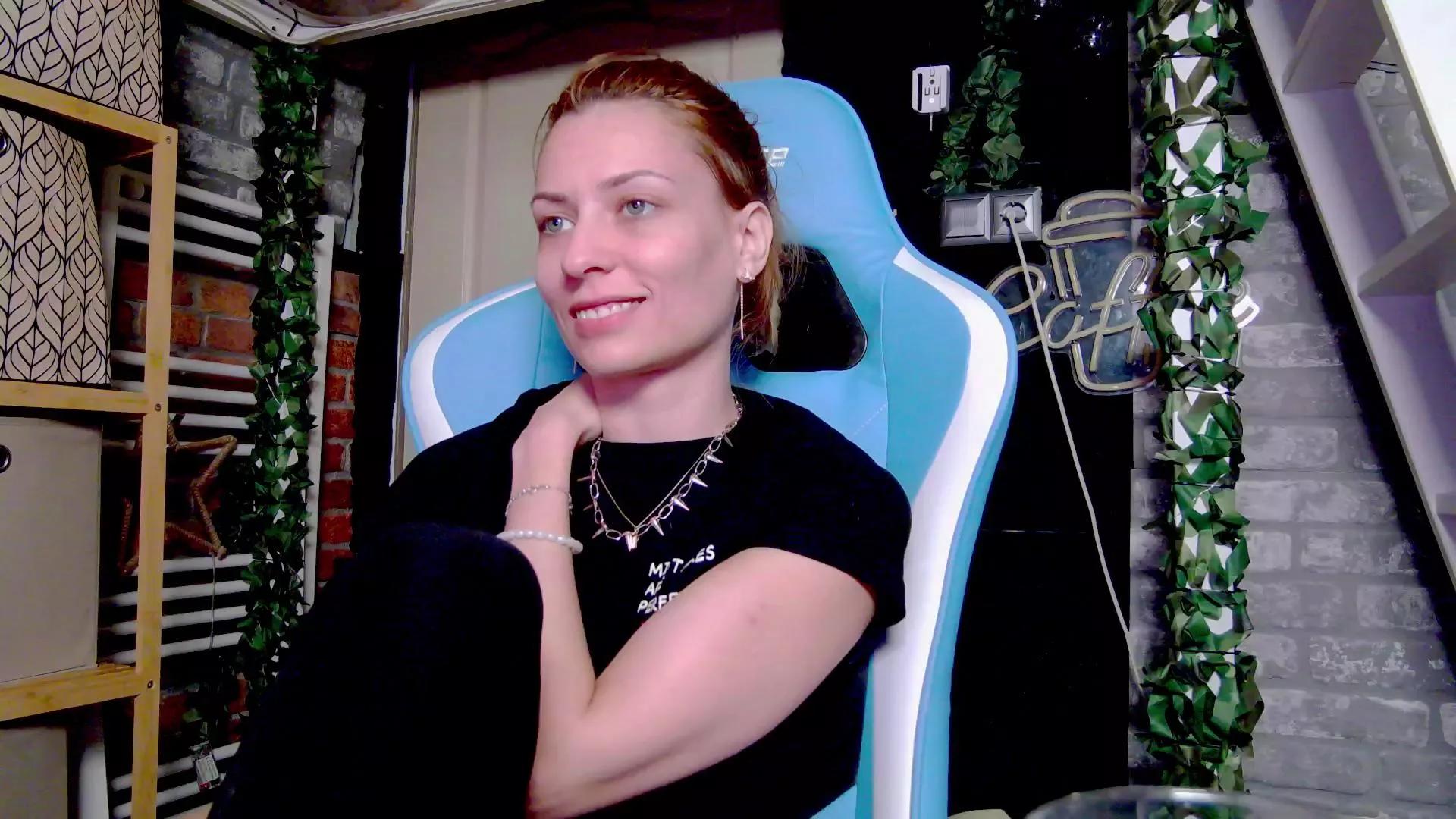 Karoline121 on Cam4 