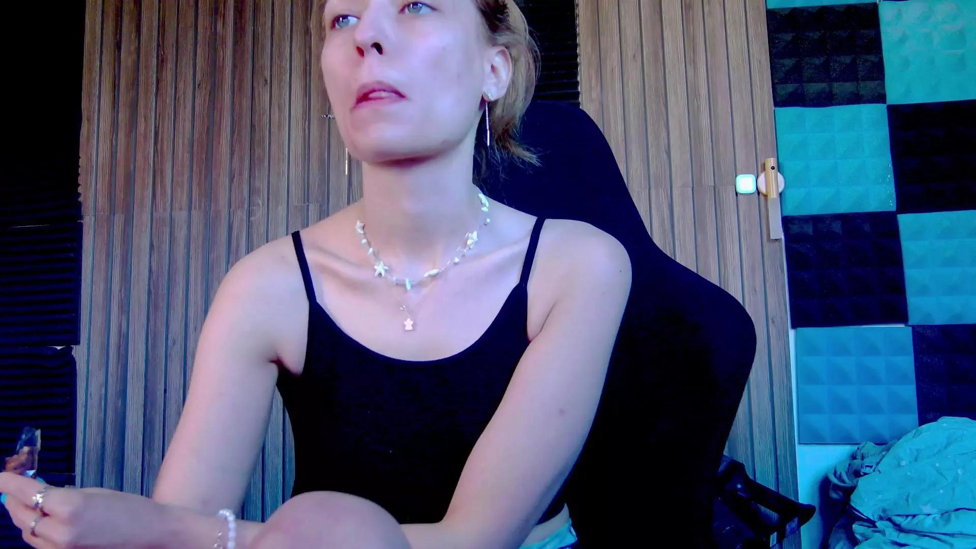 Karoline121 on Cam4 