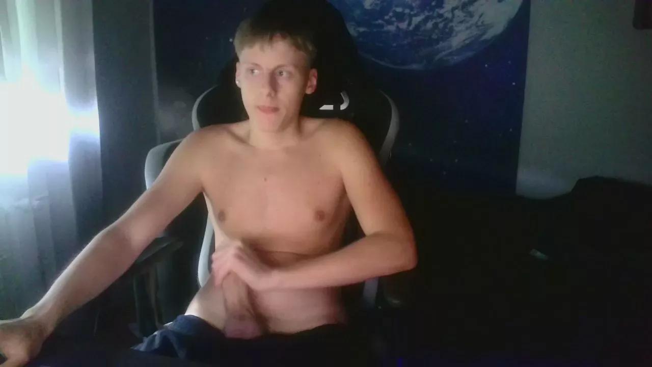 looverboy18y on Cam4 