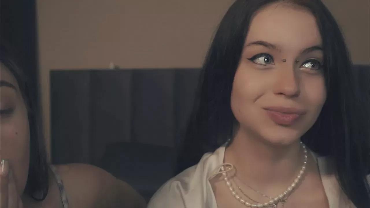 MaxineDeman on Cam4 