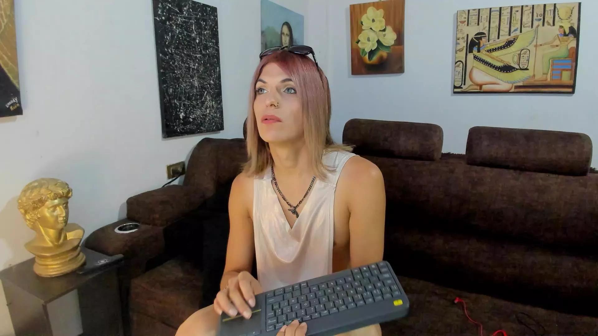 model223 on Cam4 