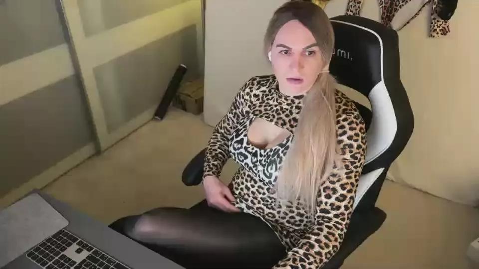 NylonQueen87 on Cam4 