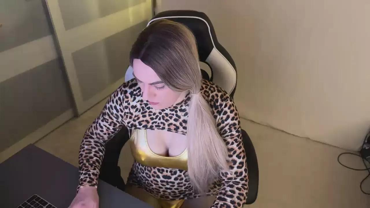 NylonQueen87 on Cam4 