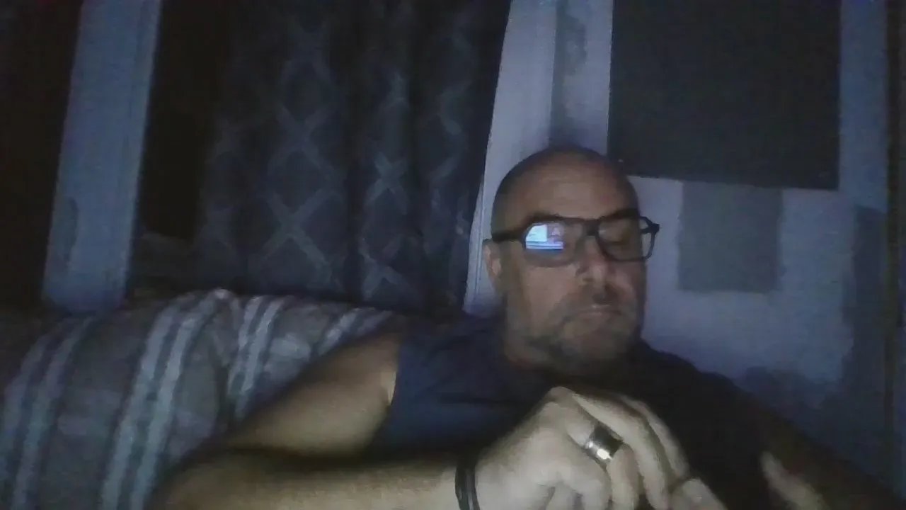 Offline quebecinc1 on Cam4