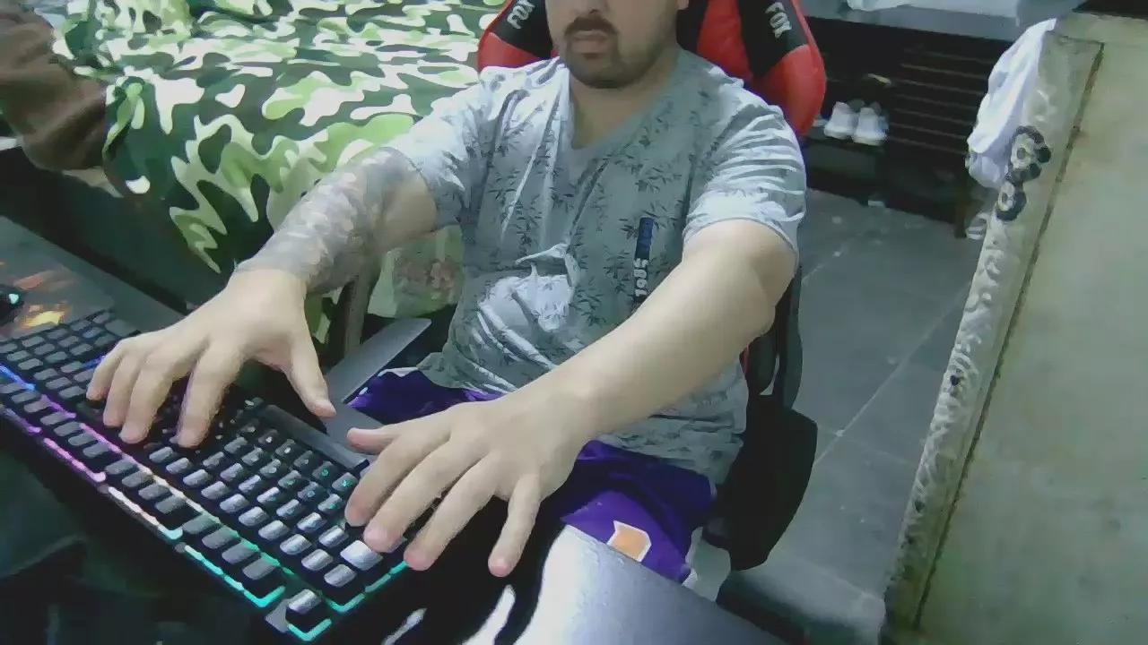 Umdoidoqualquer on Cam4 