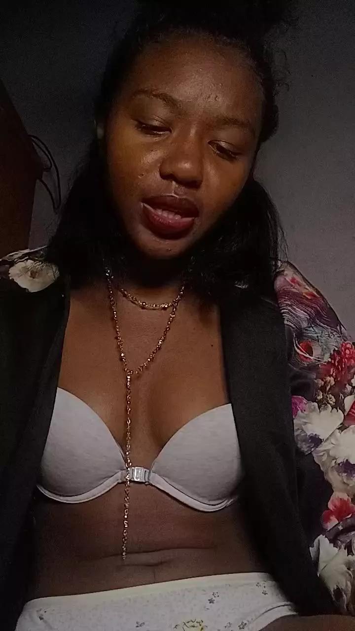 Vannyah2 on Cam4 