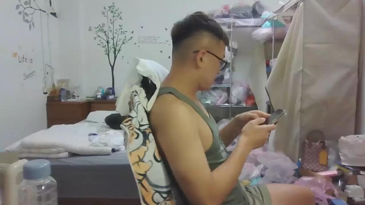 w2xist5 on Cam4 