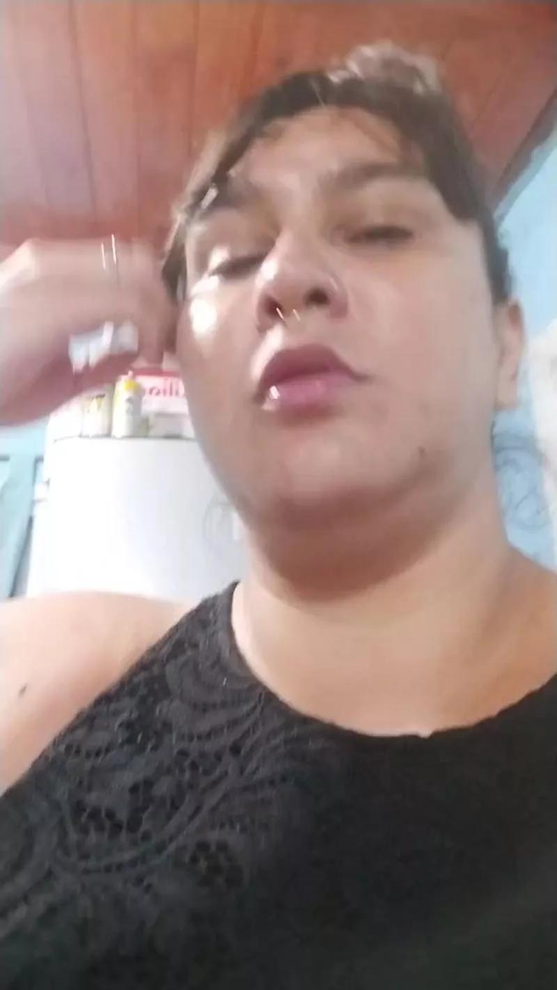 WineBee on Cam4 