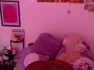 Freechat honeyypeaach on Chaturbate