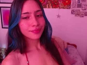 Freechat honeyypeaach on Chaturbate
