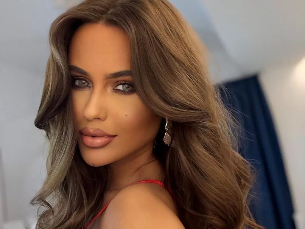 Masturbate to cute stripper Anais Anais from LiveJasmin