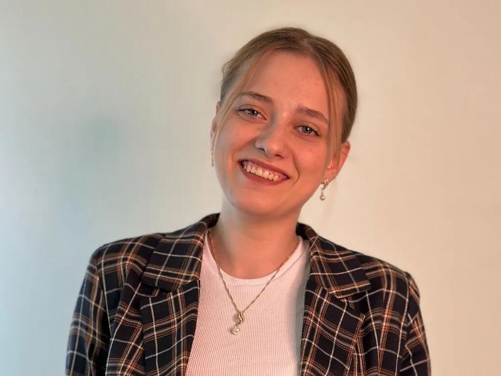 Join amazing slut CherieVanmatre CherieVanmatre from LiveJasmin