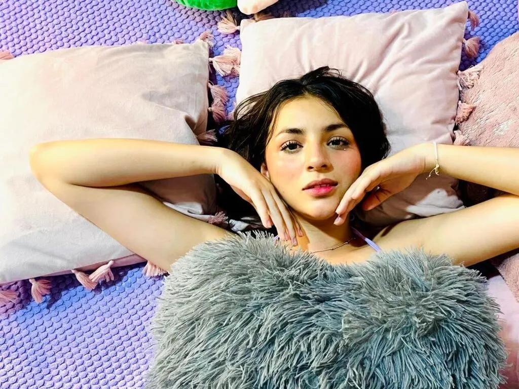 Join EmmyRouss, she wants to masturbate for you EmmyRouss from LiveJasmin