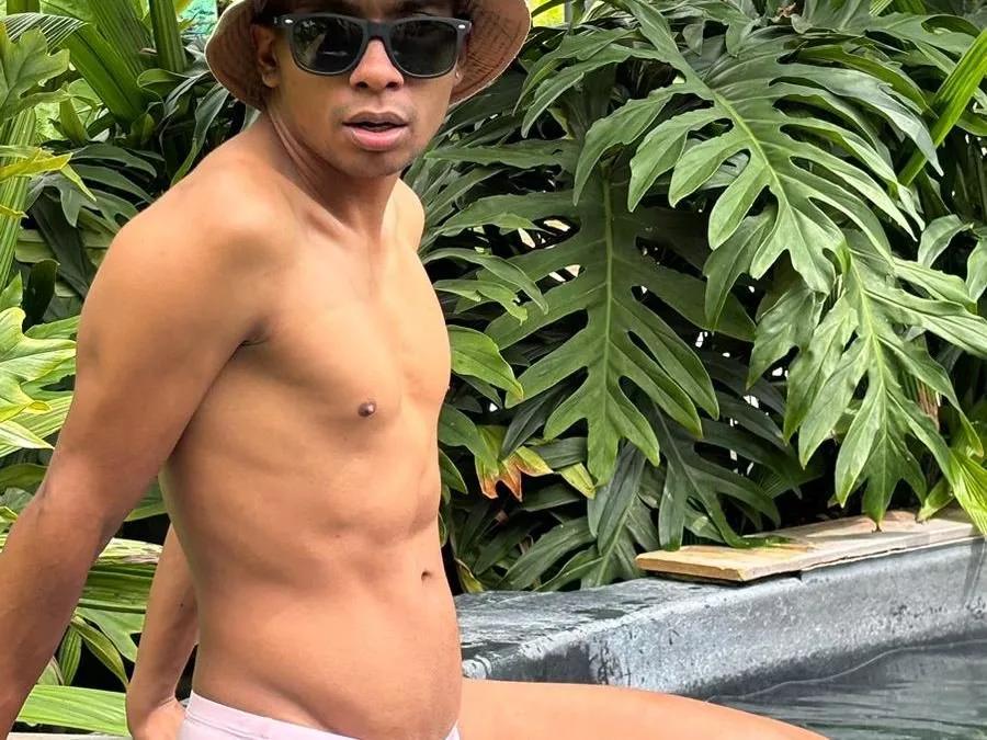 Offline Aaronblack18 on Streamate