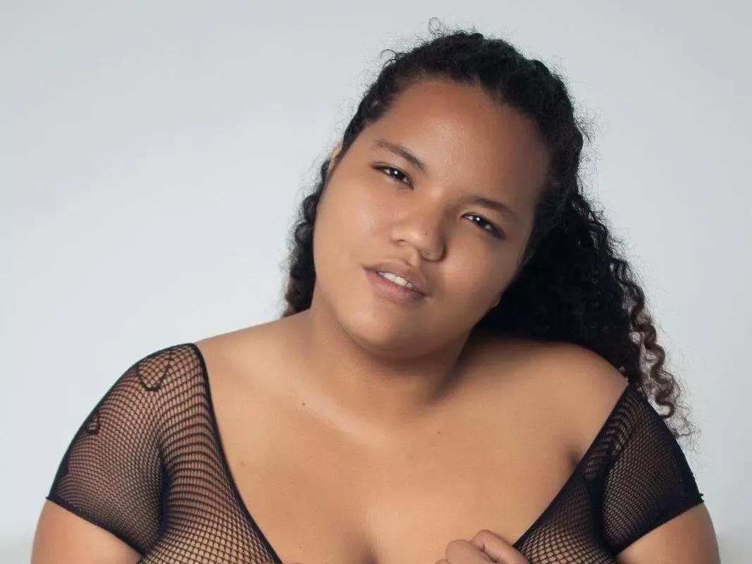 Offline MhiaRey on Streamate