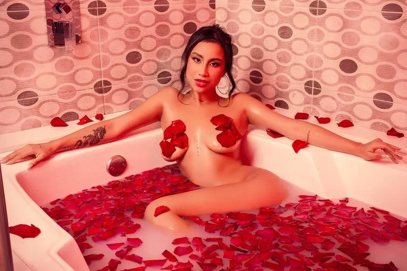 Offline NairobiEvans on Streamate