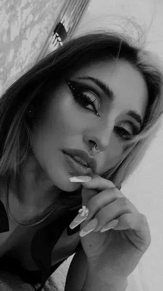 Offline NandaVixen on Streamate