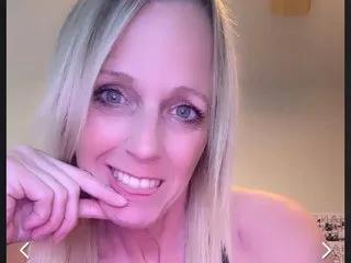 SweetCarlyBee on Streamate 