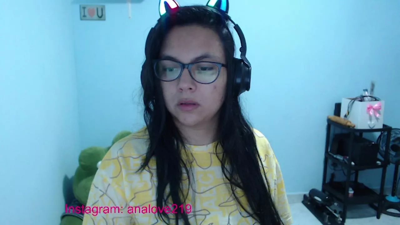 Offline ana_loveee on Streamray