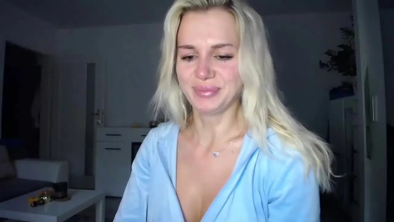 Offline CorneliaDoll on Streamray