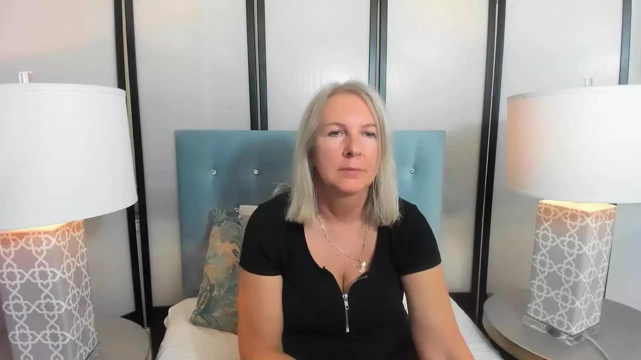 EricaWOMAN on Streamray 