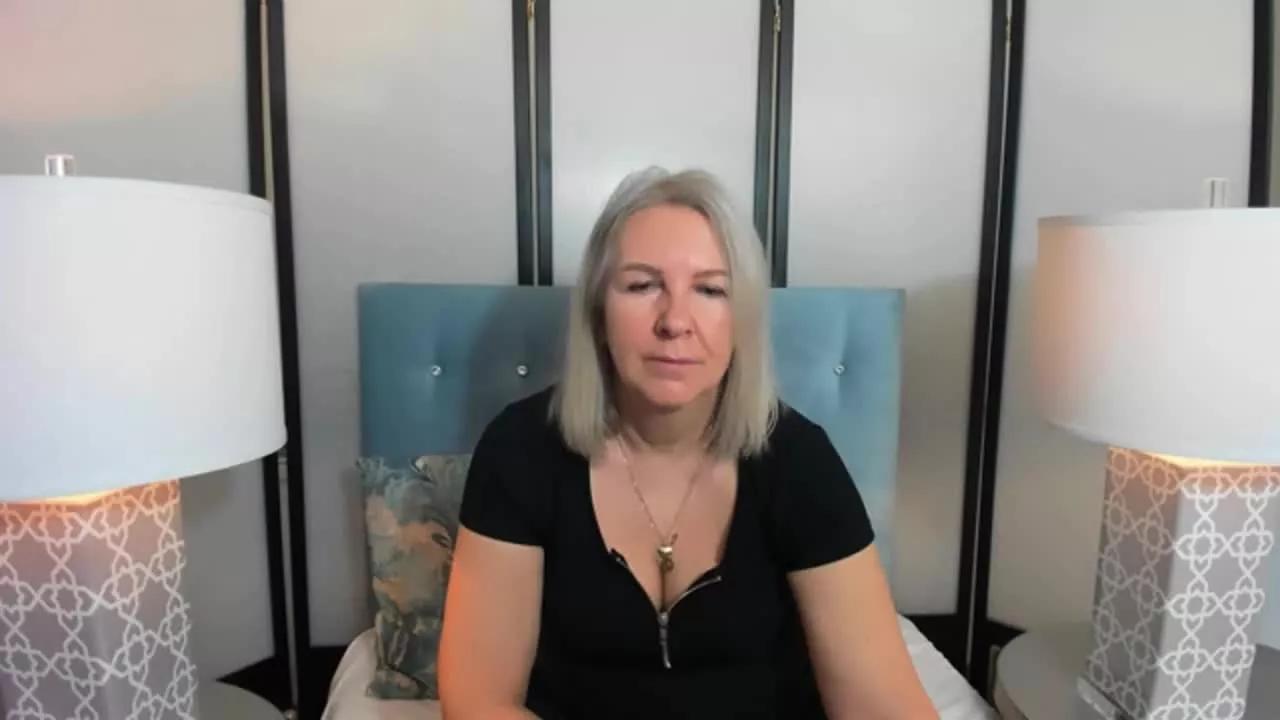 EricaWOMAN on Streamray 