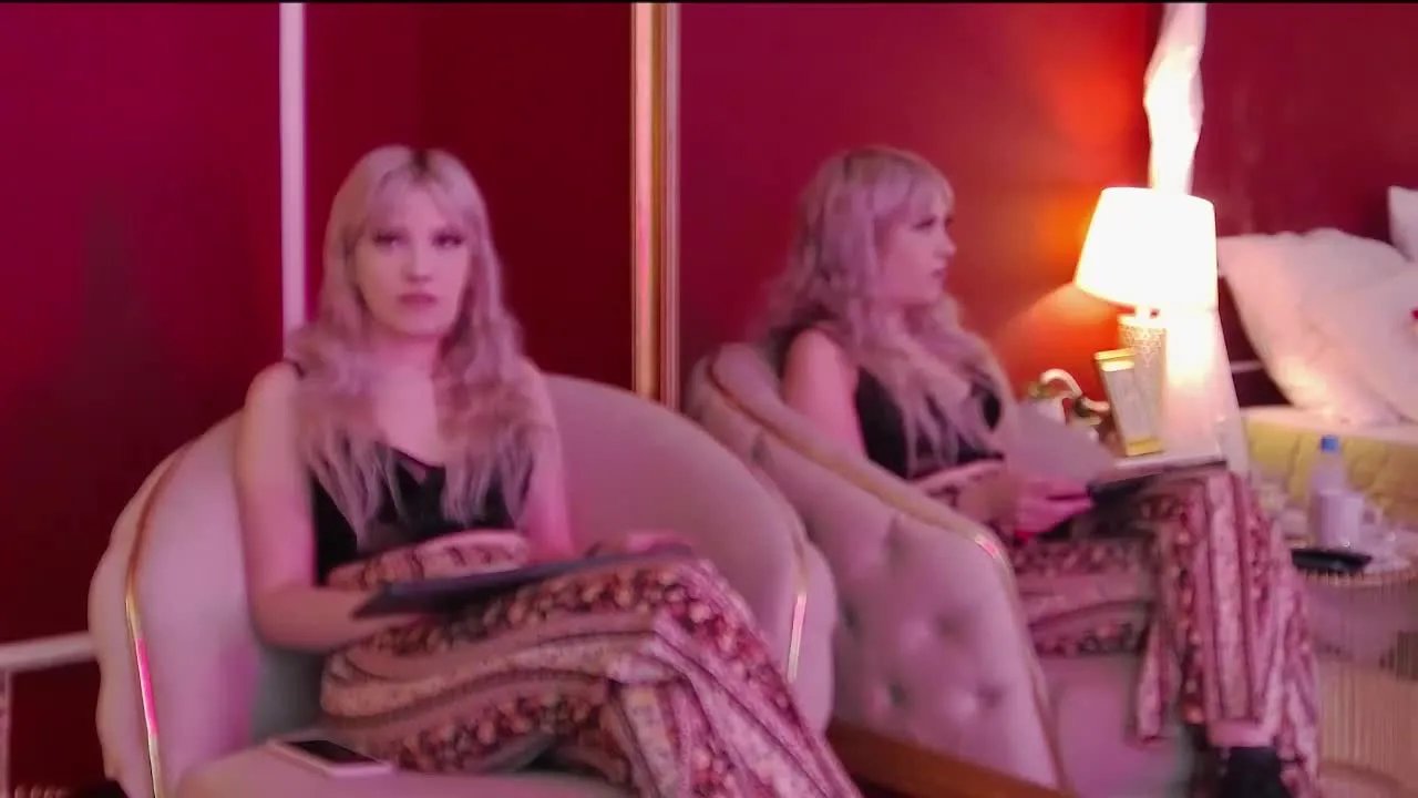 Offline LunaGoth on Streamray