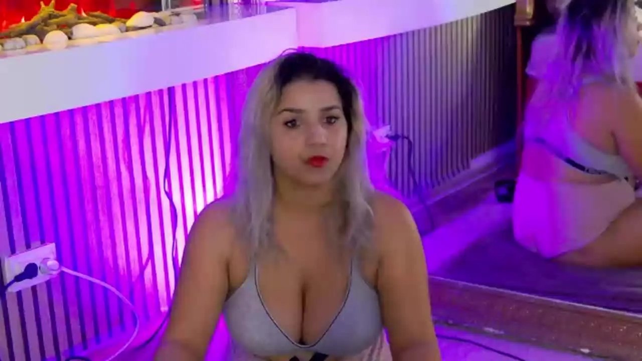 Offline MadisonCharm on Streamray