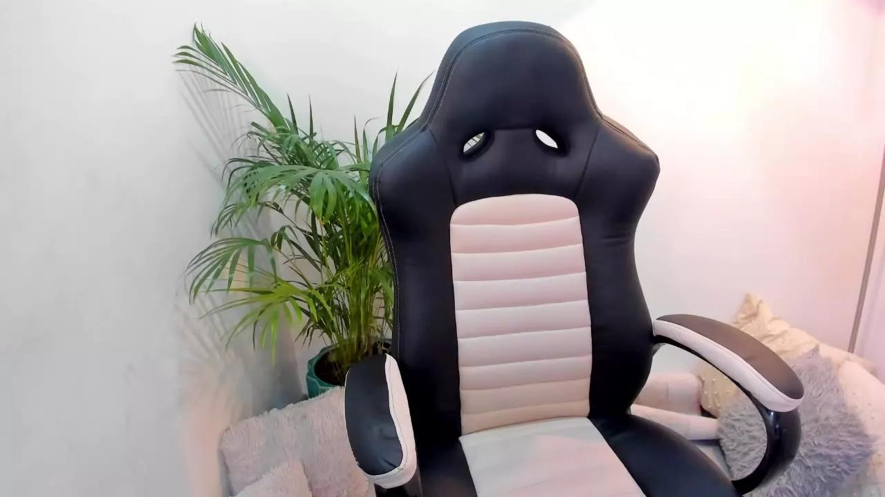 Miss_Scarleet on Streamray 