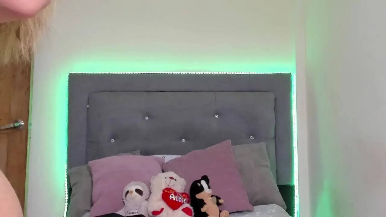 Offline MollyParker on Streamray