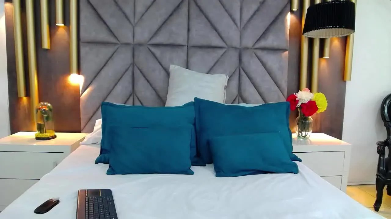 Offline SaraMoncler on Streamray