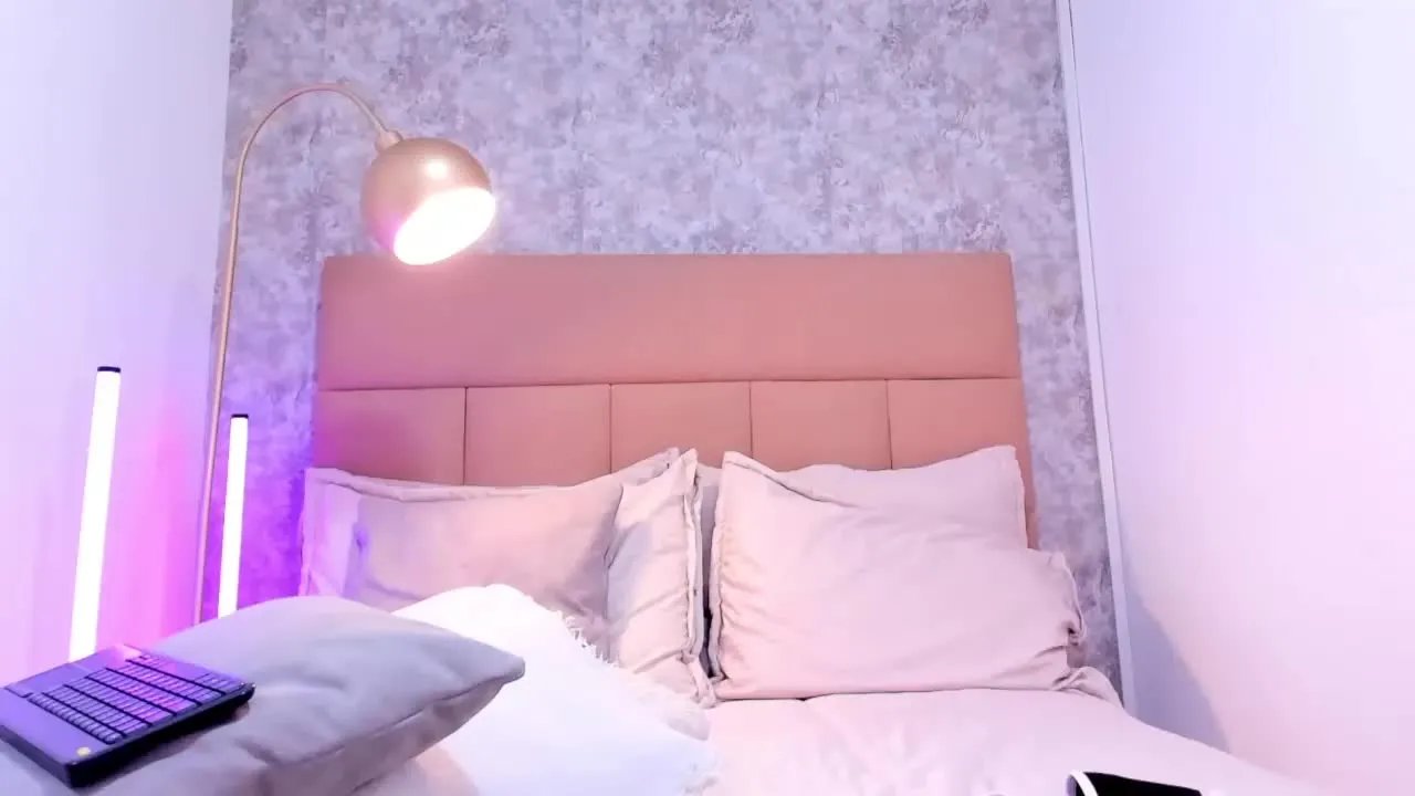 Offline SophieWilliiams on Streamray