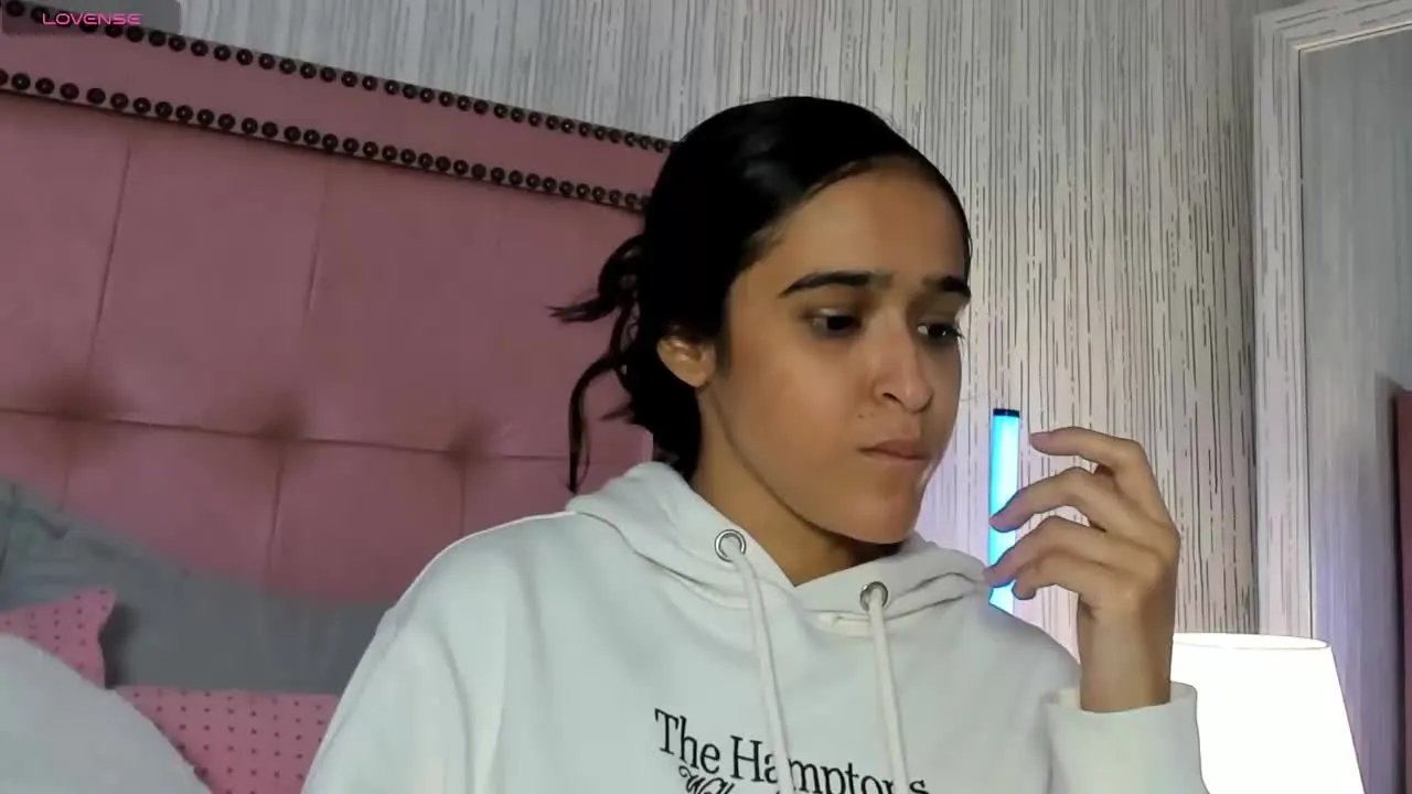 Offline SophieWilliiams on Streamray