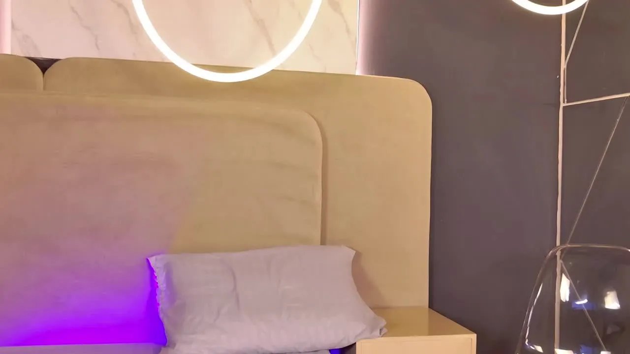 Offline VictoriaLombardi on Streamray