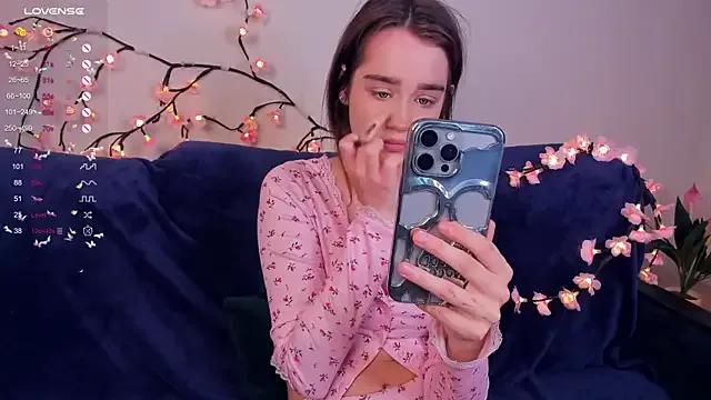 Freechat lovelyalivia on StripChat