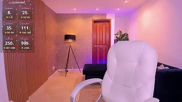 Freechat miiaa_evans on StripChat